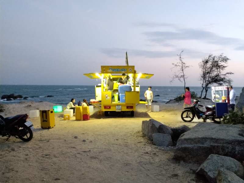 ăn vặt trà sữa tại ghềnh đá Bình Châu