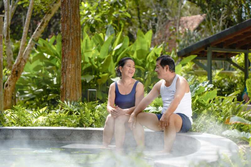 tắm khoáng nóng ở suối nước nóng Bình Châu