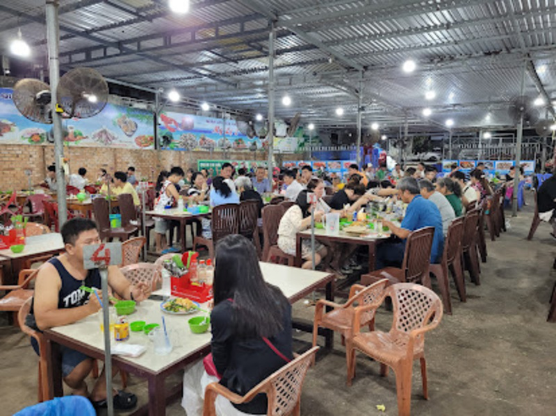 không gian quán Mỹ Lệ 2