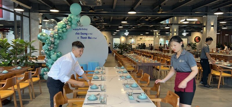 nhà hàng san hô đỏ chú trọng dịch vụ khách hàng